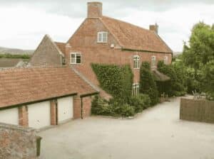 Willow Tree Farm - View of whole house from the driveway